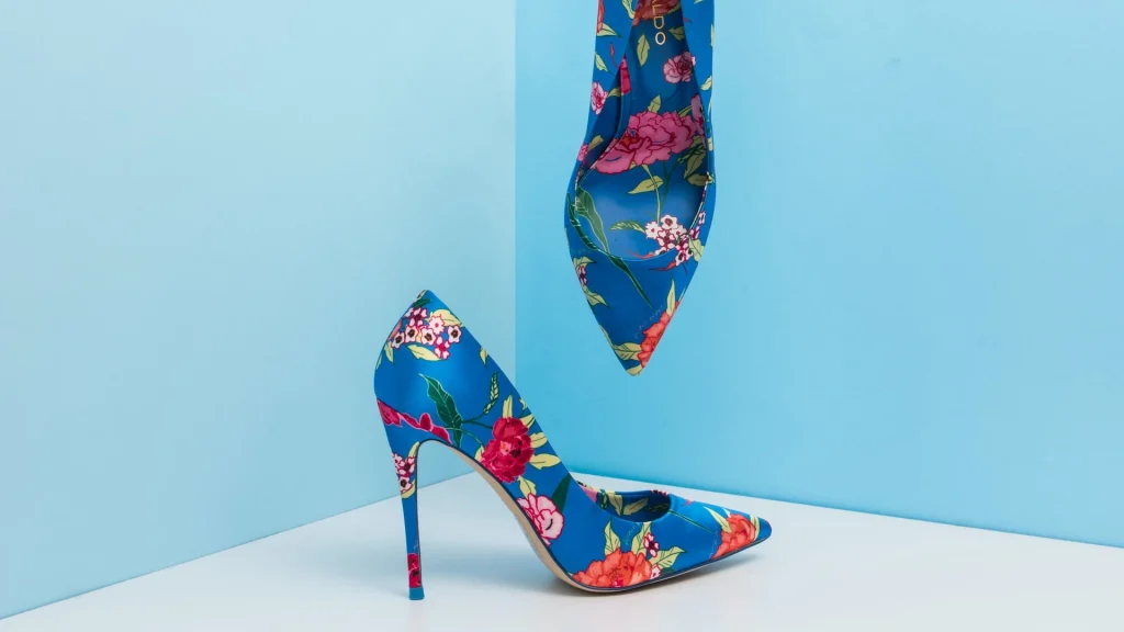 Dos zapatos azules de mujer para decorar la sección de mujer de TIAMO Zapatos y complementos