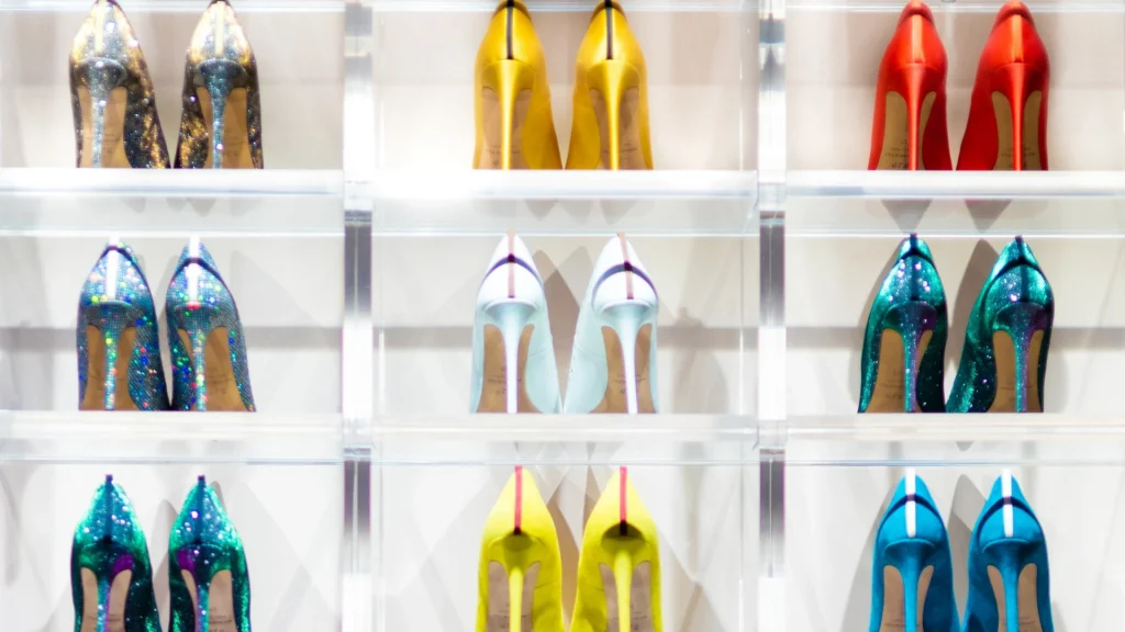 Una estantería llena de zapatos de tacón para decorar la sección de liquidaciónde TIAMO Zapatos y complementos