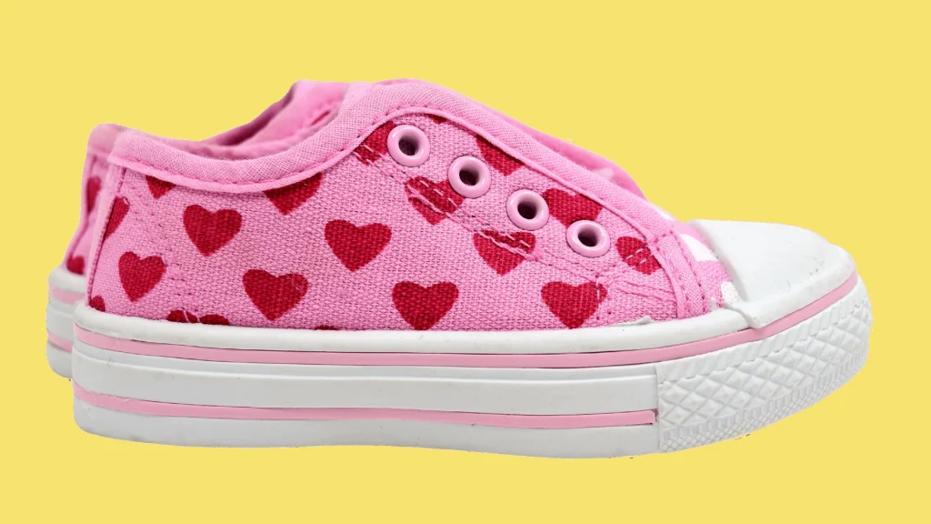 Una deportiva rosa para decorar la sección de niños de TIAMO Zapatos y complementos