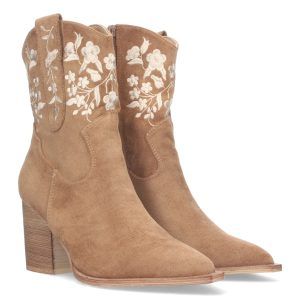 Botín campero de tacón medio con diseño de flores en la caña