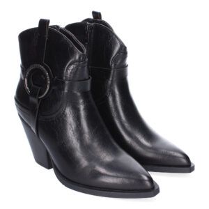 Botines camperos con tacón cubano y punta fina.
