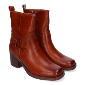 Botín con estribo decorativo al tono, tacón cuadrado