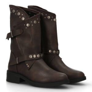 Bota plana de mujer con doble hebilla y tachuelas.