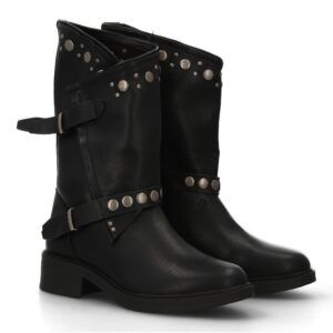 Bota plana de mujer con doble hebilla y tachuelas.