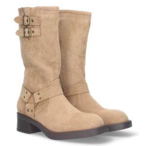 Botas moteras son de color Beige