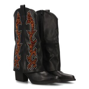 Bota cowboy con bordados y tachuelas
