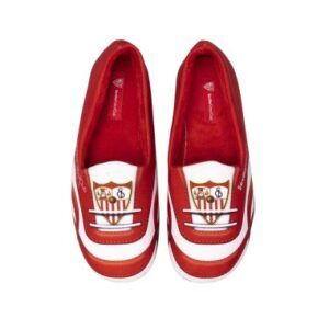 Zapatillas de estar por casa del FC Sevilla con diseño clásico con el escudo oficial del club