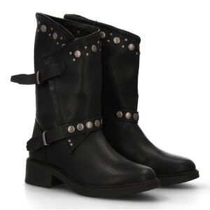 Bota plana de mujer con doble hebilla y tachuelas.