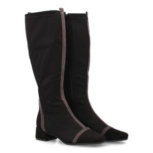 Bota alta con tacón bajo y diseño elegante.