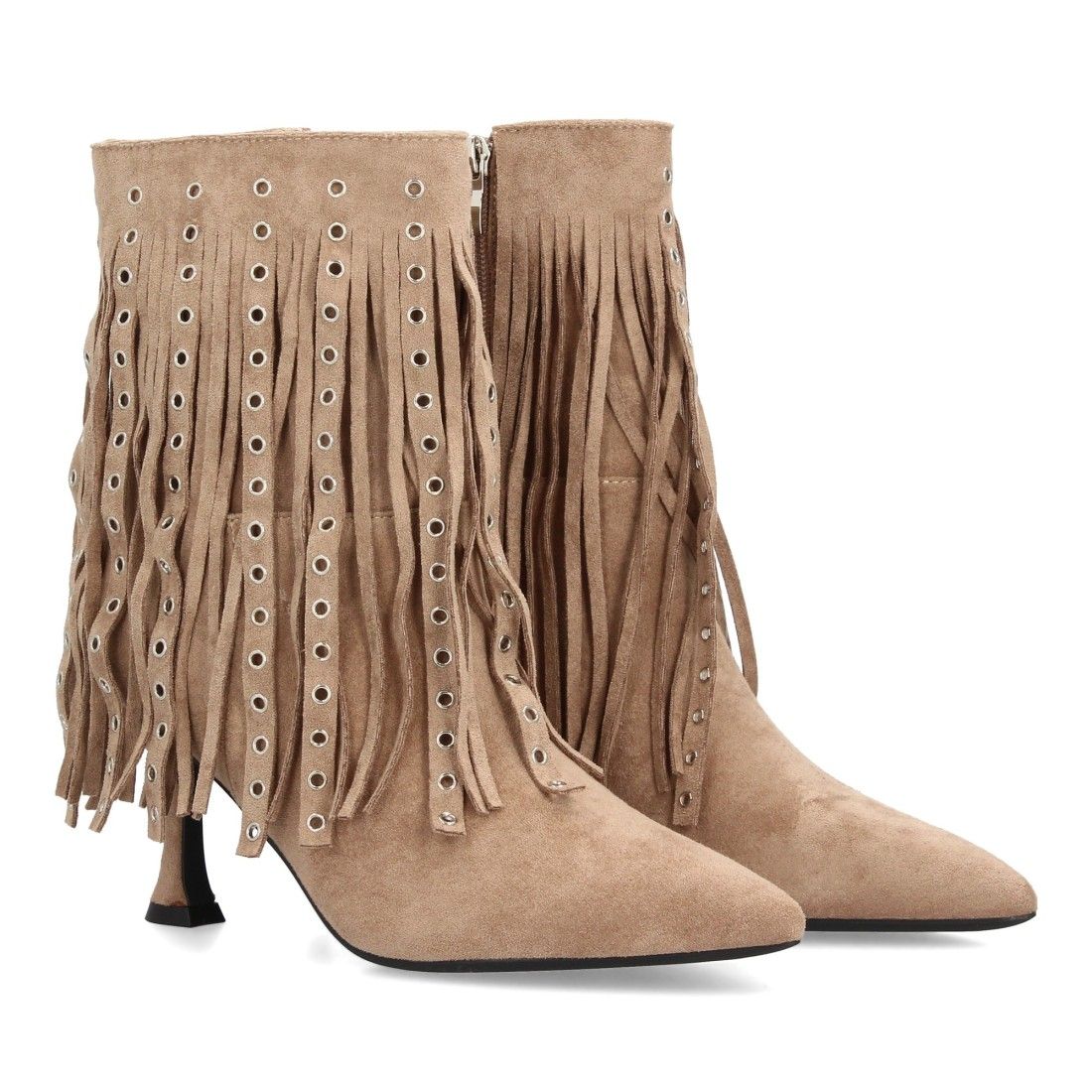 Botin de tacon flecos y tachuelas metalicas