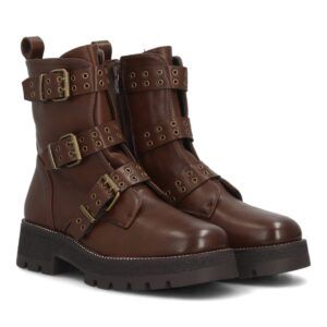 Bota militar con hebillas y tachuelas decorativas
