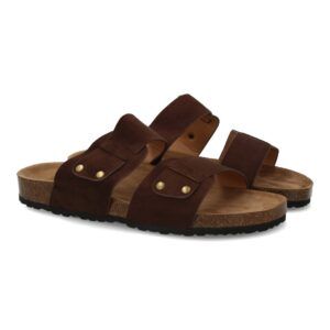 Sandalia para hombre con doble tira y tachuelas.