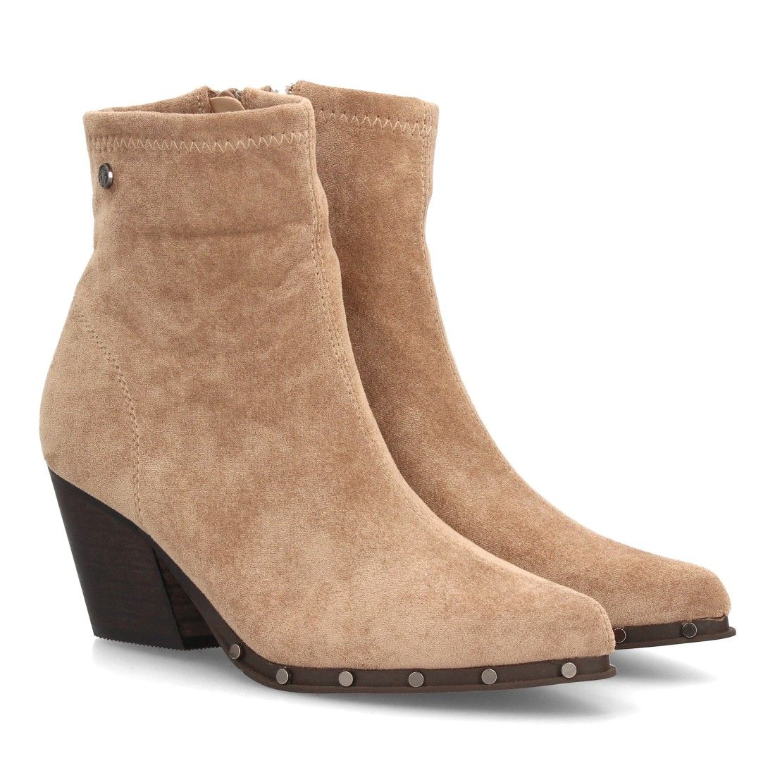 Botin de mujer con tacon y tachuelas.